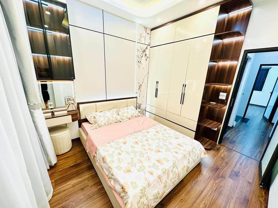 Bán nhà phố Vương Thừa Vũ, 40m2, 4 tầng, giá 8 tỉ