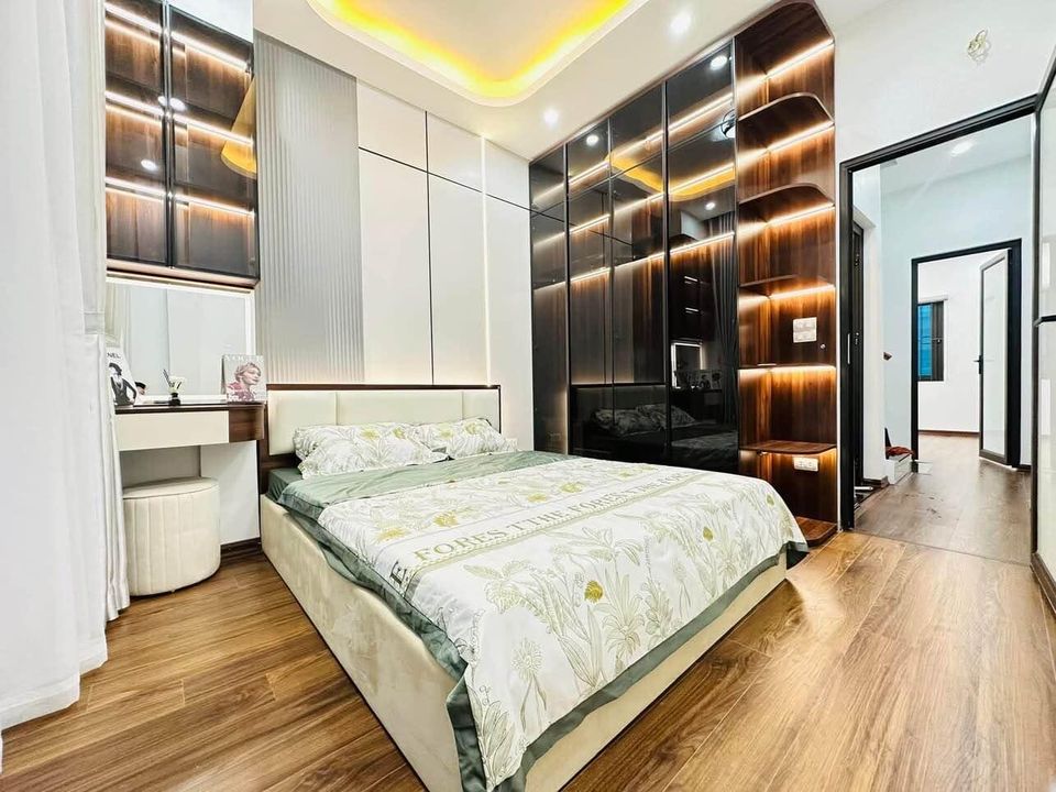 Bán nhà phố Vương Thừa Vũ, 40m2, 4 tầng, giá 8 tỉ