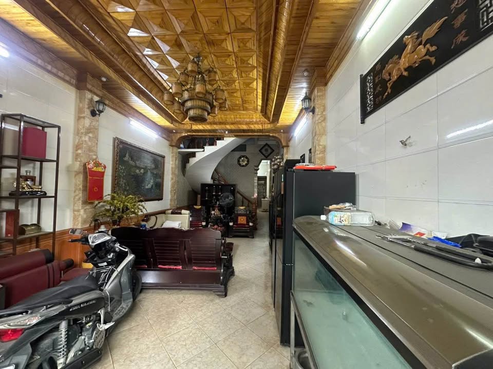 Bán gấp nhà 3 tầng Nguyễn Huệ, 94m2, gần chợ Phố Mới, giá chỉ 4.4x tỷ