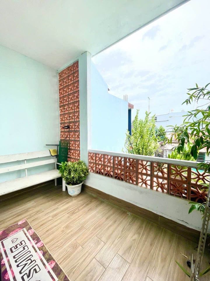 Vị trí nằm trên kiệt 5m đường Huỳnh Ngọc Huệ, gần tượng đài Mẹ Nhu, cầu vượt Ngã Ba Huế