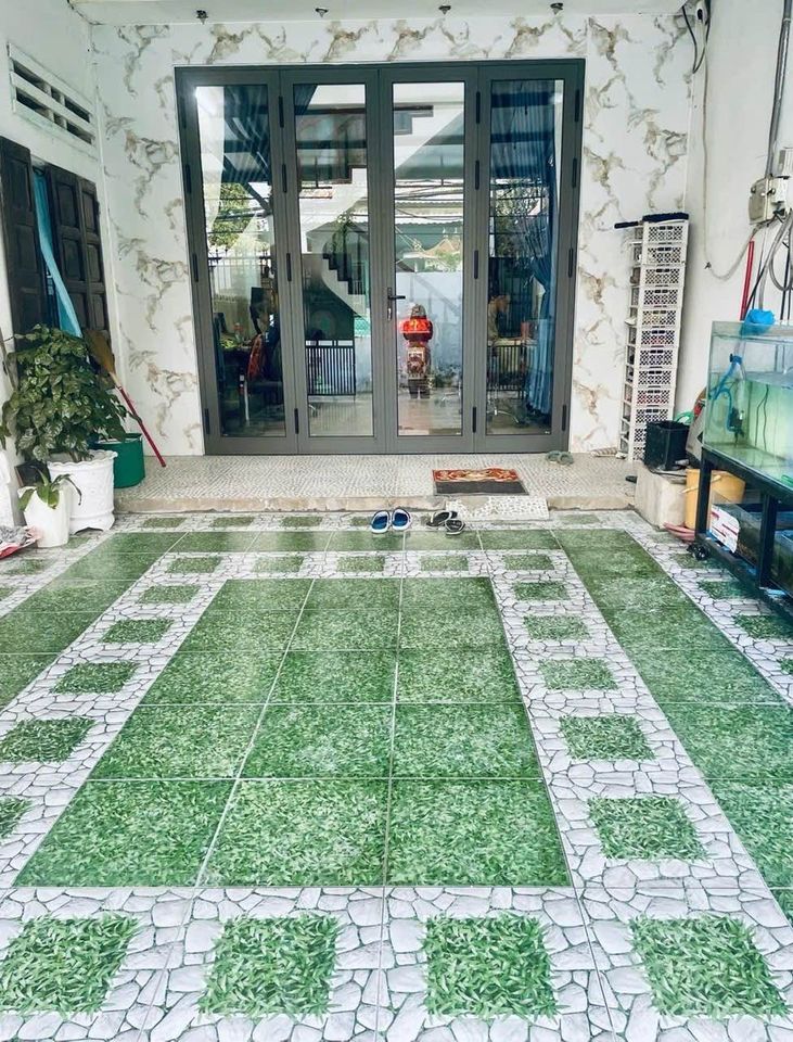 Vị trí nằm trên kiệt 5m đường Huỳnh Ngọc Huệ, gần tượng đài Mẹ Nhu, cầu vượt Ngã Ba Huế