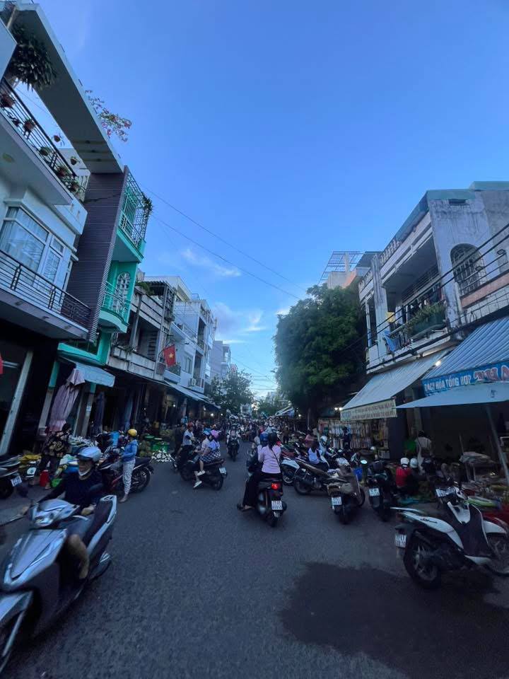 Nhà mặt tiền kinh doanh tọa lạc tại vị trí đắc địa của phường Ngô Mây