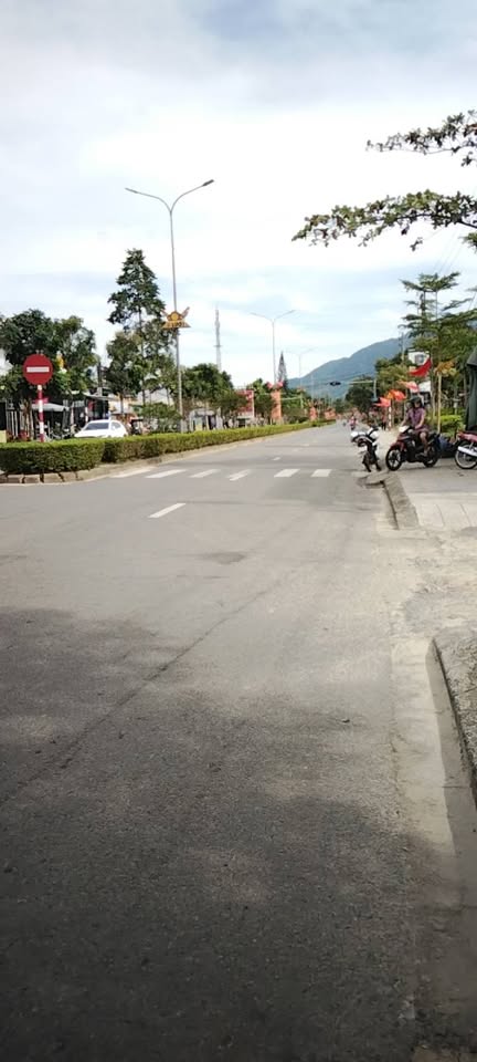 Đất vàng mặt tiền Hồ Chí Minh, tặng nhà xinh, giá hời như mơ