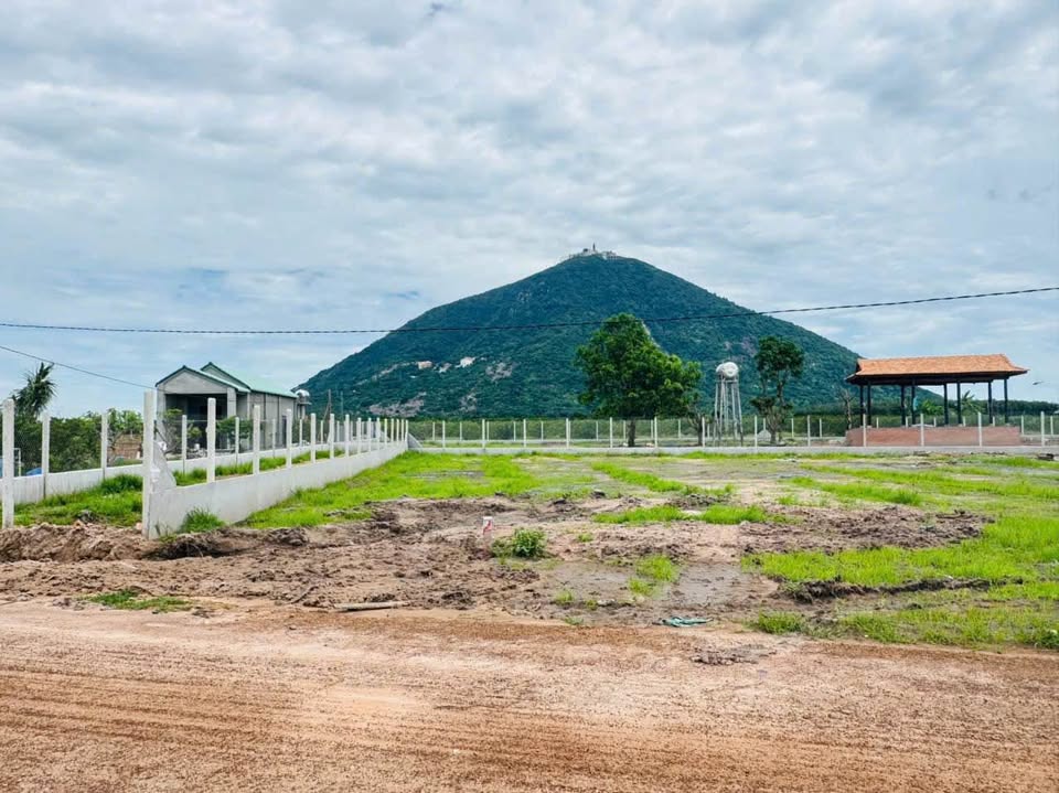 Chốt kèo lô đất thổ cư view núi đỉnh tại Dương Minh Châu, Tây Ninh - Giá chỉ 3xx triệu