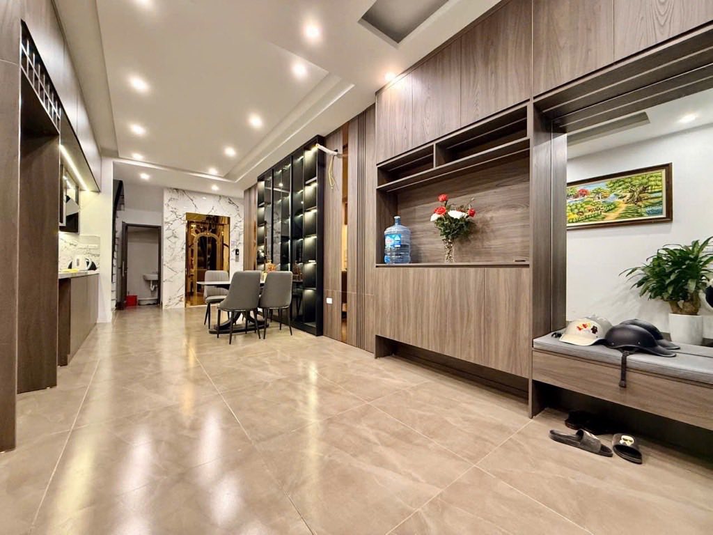 Siêu phẩm nhà đẹp 5 tầng, trang bị thang máy nhập khẩu xịn sò