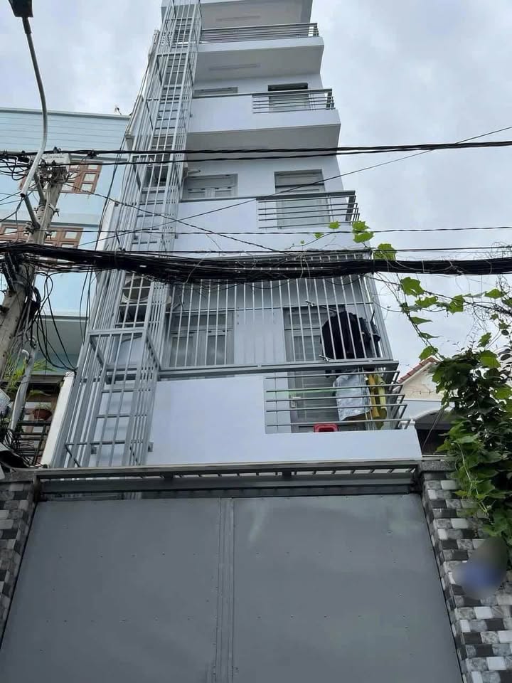 Tọa lạc tại trung tâm Linh Tây, Thủ Đức, căn nhà 5 tầng