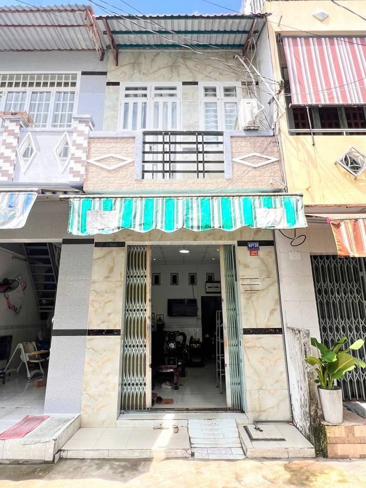 Tọa lạc tại vị trí đắc địa trên trục chính hẻm Lê Hồng Phong, gần Chợ Bình Thủy, Cần Thơ