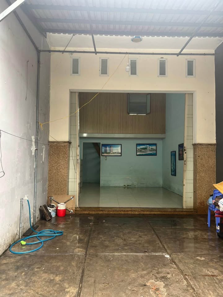 Nhà hẻm gara thoáng mát, sân vườn rộng, gần biển Quy Nhơn