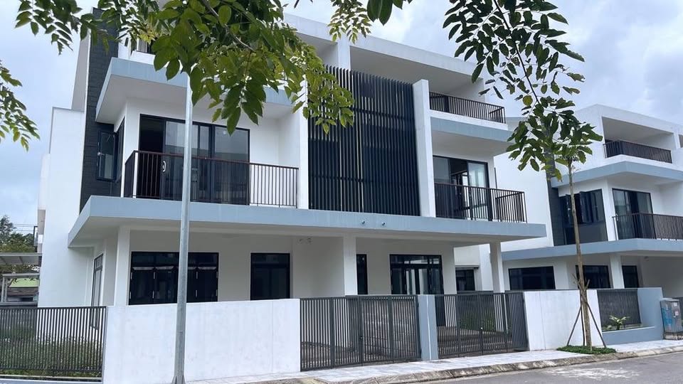 Dinh thự Châu Âu cổ điển giữa lòng Huế, 200m2, 10m mặt tiền