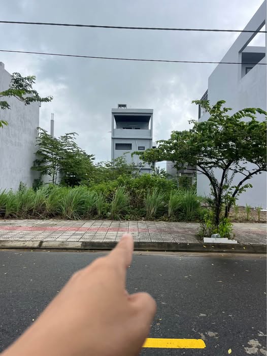 Bước chân vào khu đô thị Nam Hòa Xuân sầm uất, bạn sẽ tìm thấy một viên ngọc quý