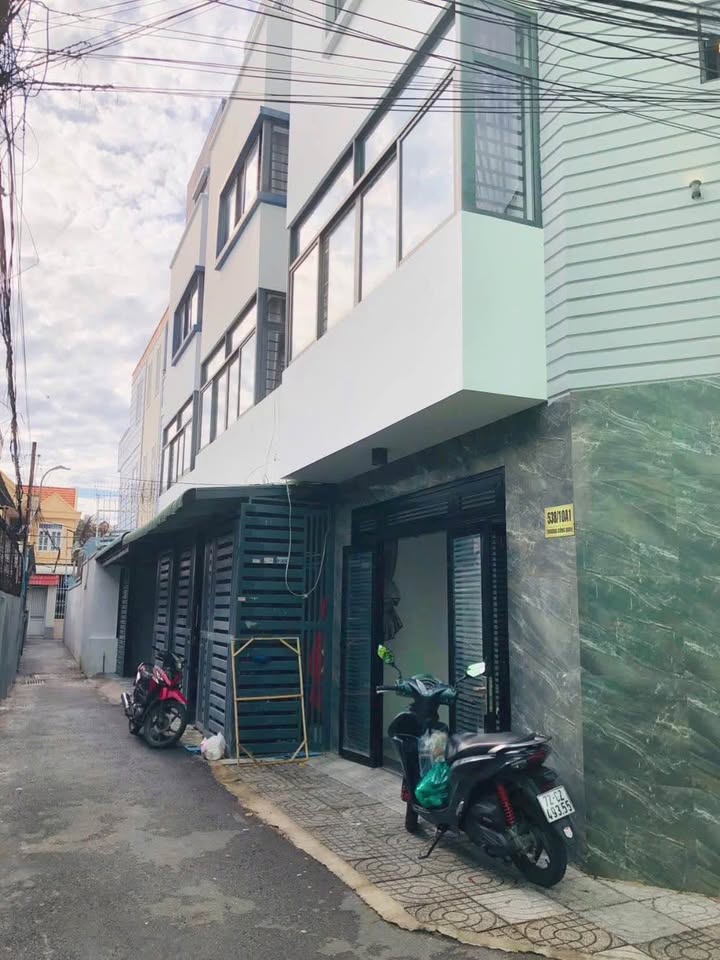 Nhà mới đẹp, 1 trệt 3 lầu, tọa lạc tại đường Trương Công Định