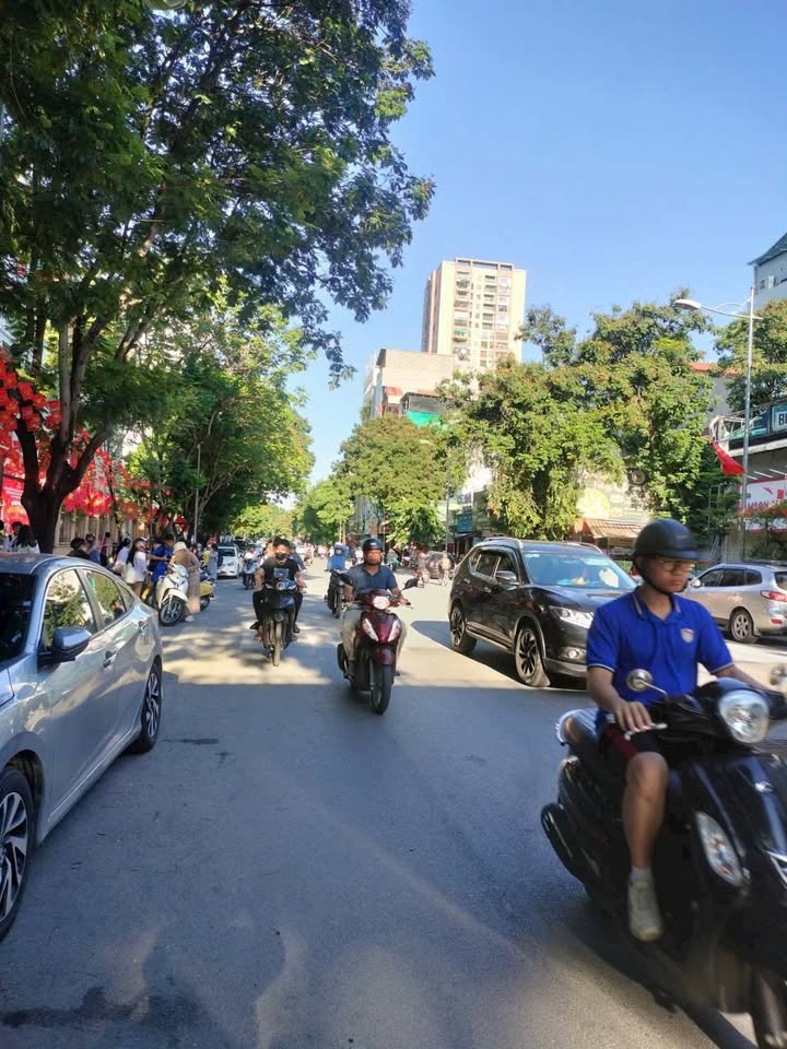 Nhà 5 tầng đẹp, dân xây chắc chắn, sát phố Nguyễn Đình Hoàn, Cầu Giấy - 9.3 tỷ