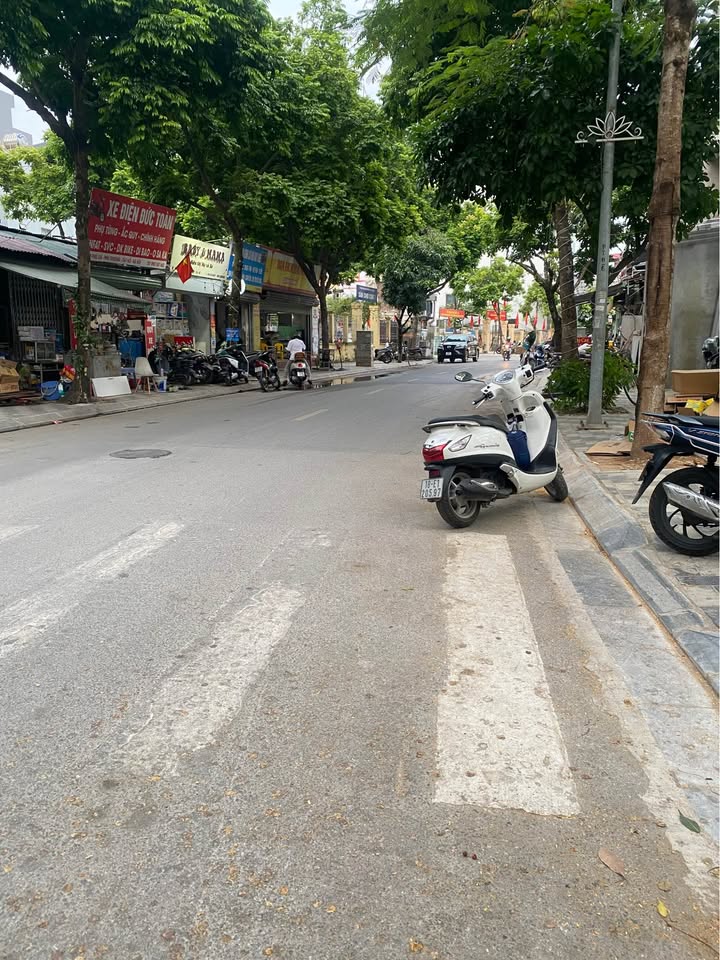 Nhà phân lô Tây Hồ - 5 tầng đẹp, ô tô tránh, vỉa hè rộng