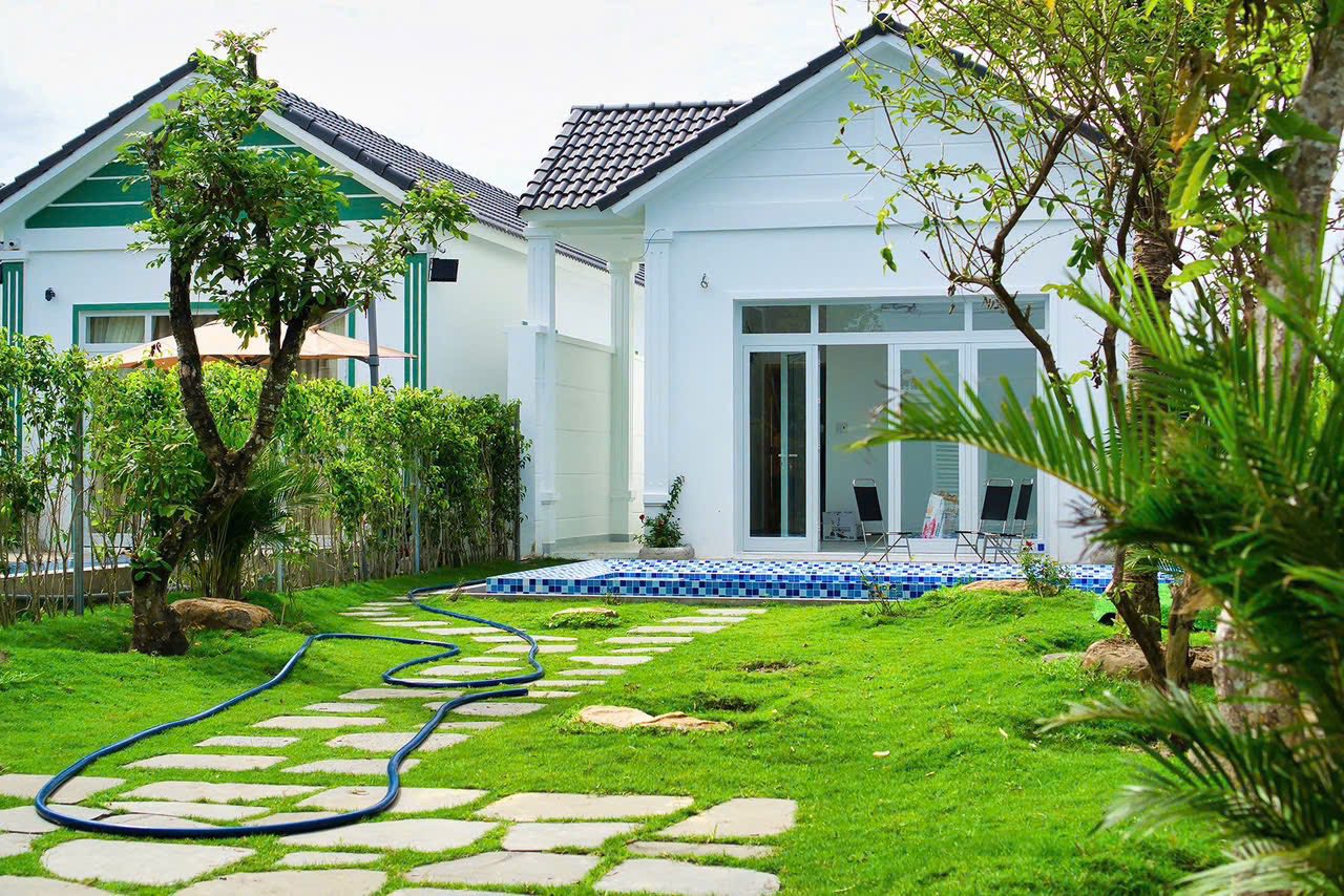 Ngôi nhà homestay 4 phòng ngủ ven biển, 388m2 đất vườn, sẵn hồ bơi, giá bán lỗ 3,2 tỷ