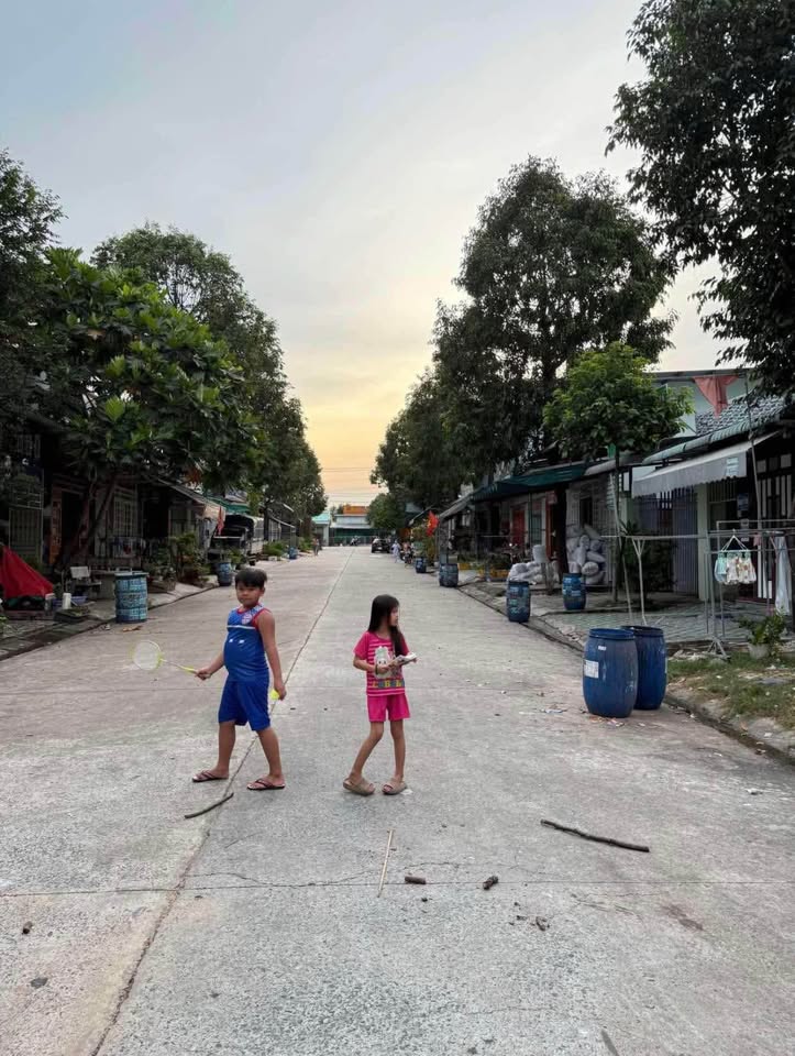 Nhà 1 trệt 1 lầu 3 ngủ - sổ riêng - giá 790 triệu - gần chợ, trường