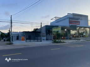 Cho thuê mặt bằng kinh doanh 200m2(10x20)m, 3 mặt tiền đường 702, vài bước chân tới biển