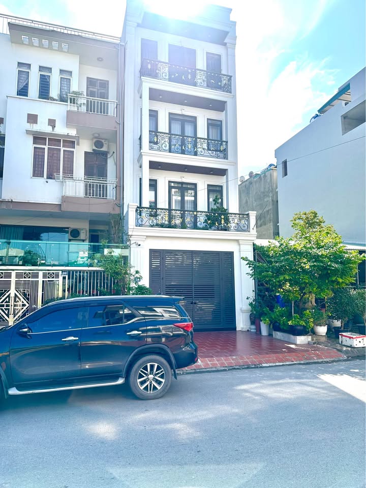 Nhà 4 tầng sang xịn mịn ngay Hạ Long, kinh doanh vi vu, đi bộ ra biển