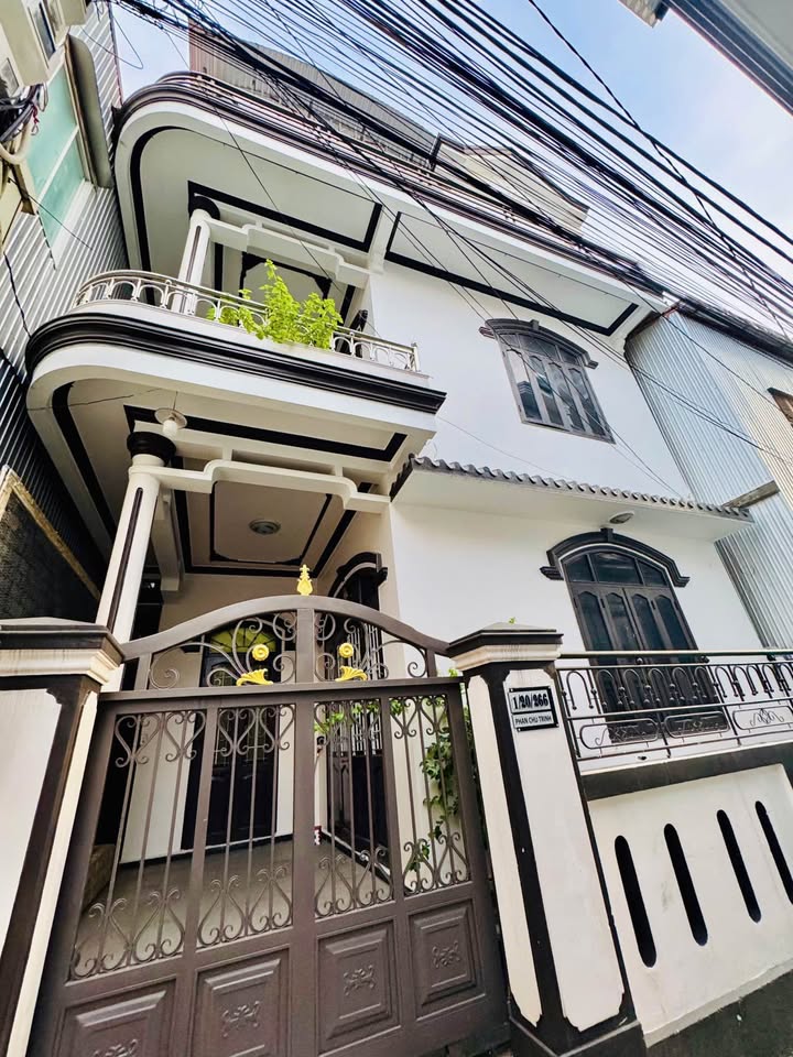 Nhà kiên cố 3 tầng đổ 3 mê tọa lạc tại vị trí trung tâm thành phố Huế, thuộc kiệt 266 Phan Chu Trinh