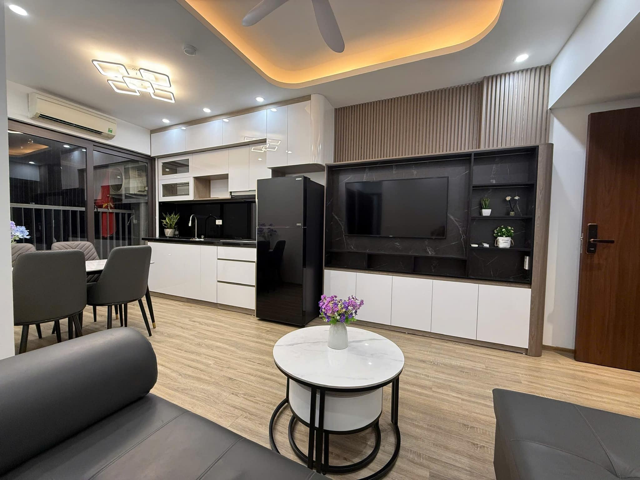 Tọa lạc tại vị trí đắc địa của khu đô thị Tây Nam Linh Đàm, căn góc này mang đến một không gian sống đầy hoài niệm