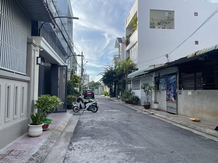 Nhà cấp 4 mới xây chắc chắn, tọa lạc tại hẻm 212 Nguyễn Hữu Cảnh, phường Thắng Nhất, Thành phố Vũng Tàu