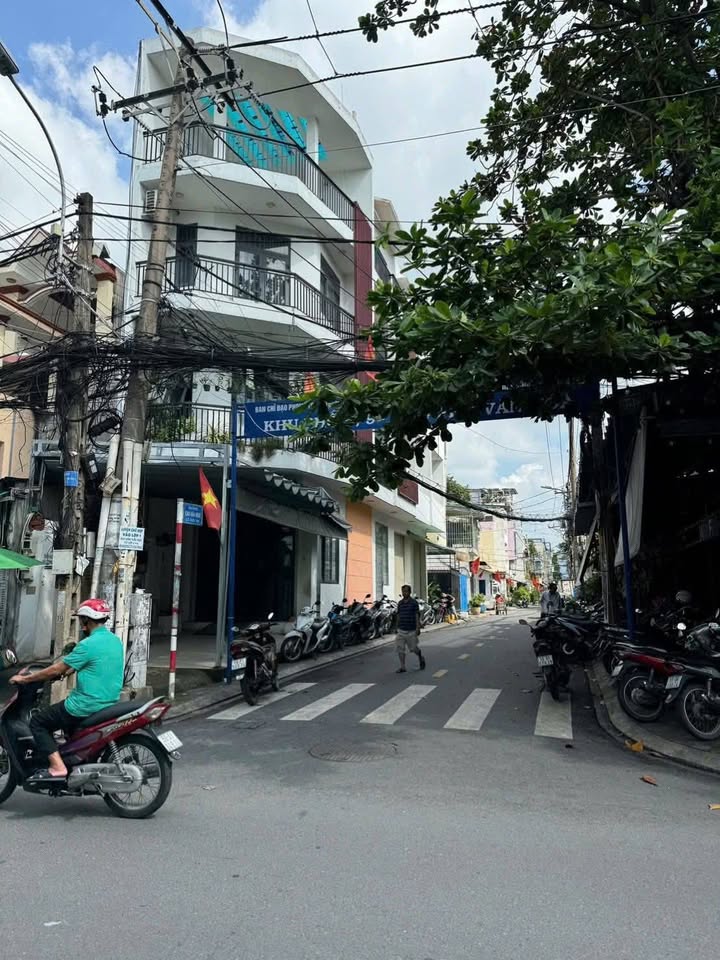 Nhà phố tọa lạc tại vị trí đắc địa, ngay Khuông Việt, thuộc phường Phú Trung