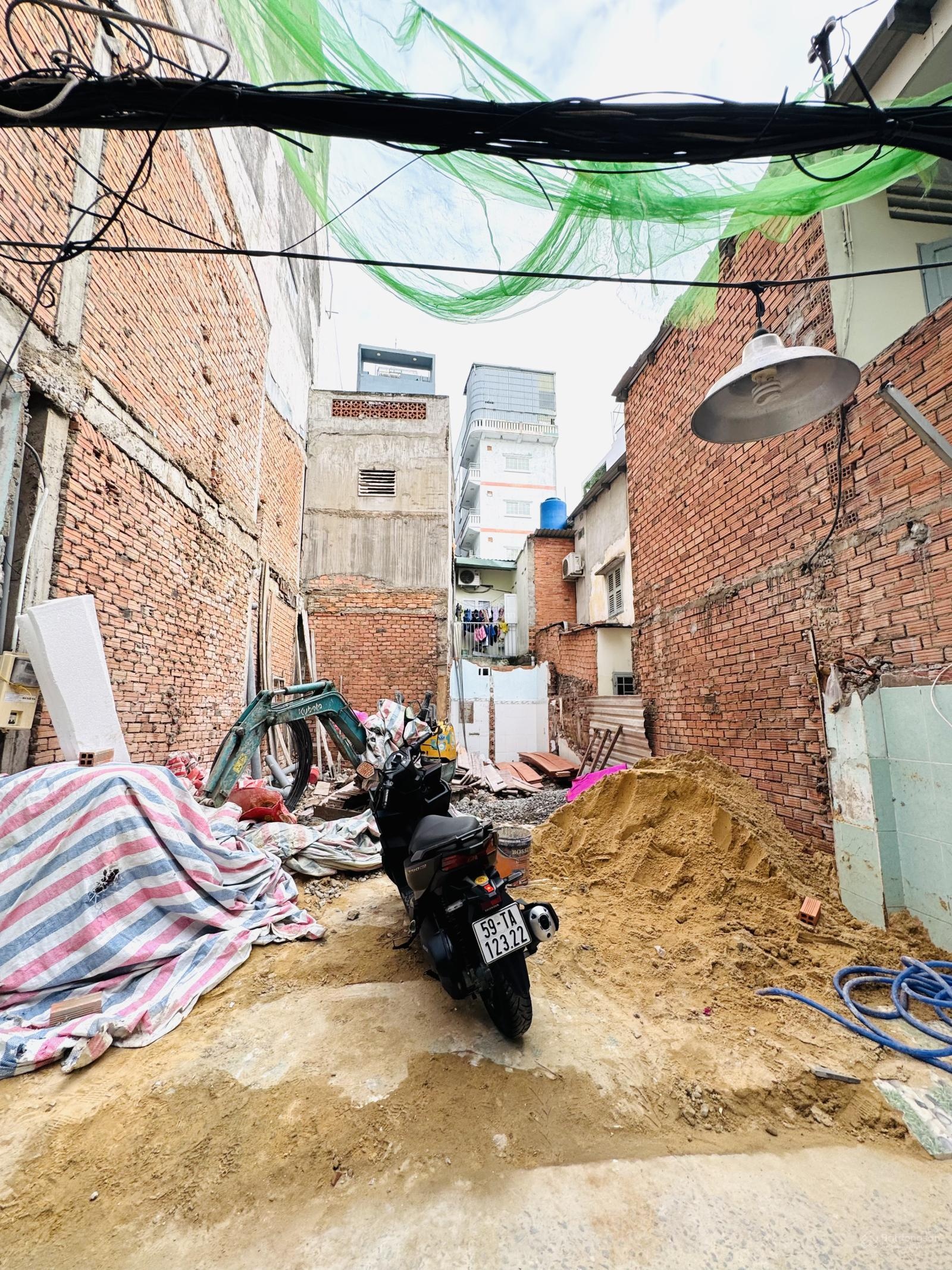 Xe hơi gần đất - cách MT 60 mét. Kế bên quận 1 - 30 giây sang Q1 thôi ạ. Trung tâm Q5 giáp ranh Q1