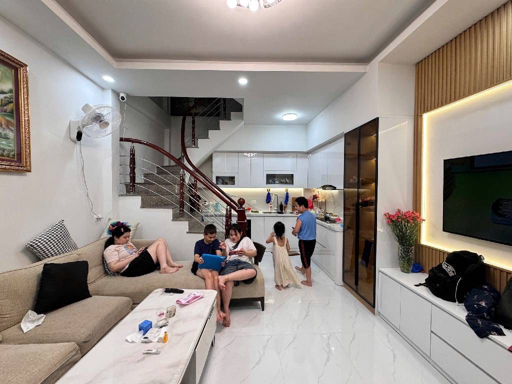 Nhà xây chắc chắn, kiên cố với 4 tầng trên diện tích 45m2, tọa lạc tại phố Trần Khát Chân