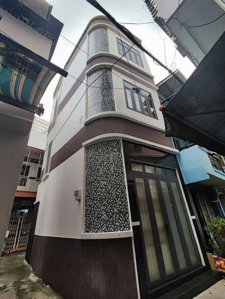 Góc vàng Lý Thái Tổ nhà 3 mặt tiền, 3 tầng 4 ngủ, sẵn sàng đón chủ mới