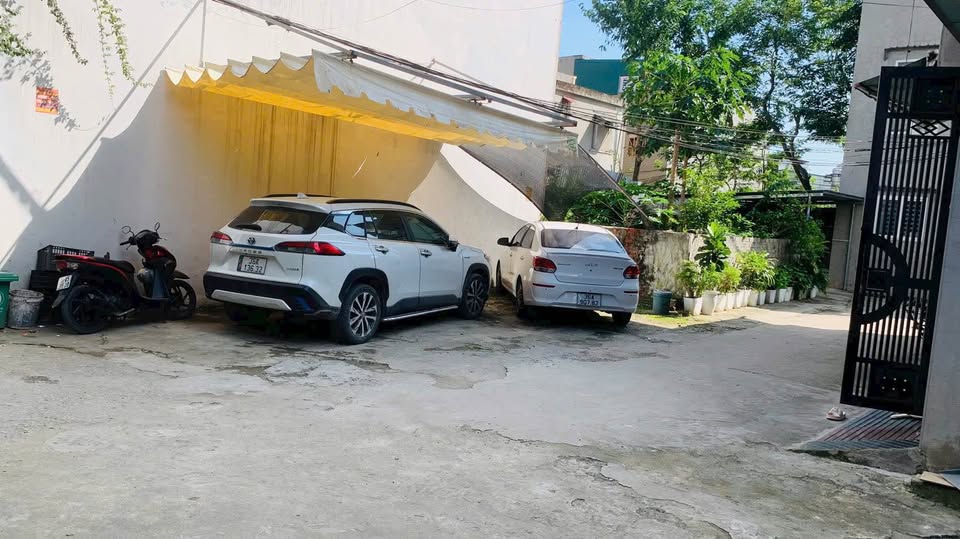 Nhà cấp 4 54m2 sát chợ đầu mối, ngõ ô tô thông, hàng xóm thân thiện, giá hời