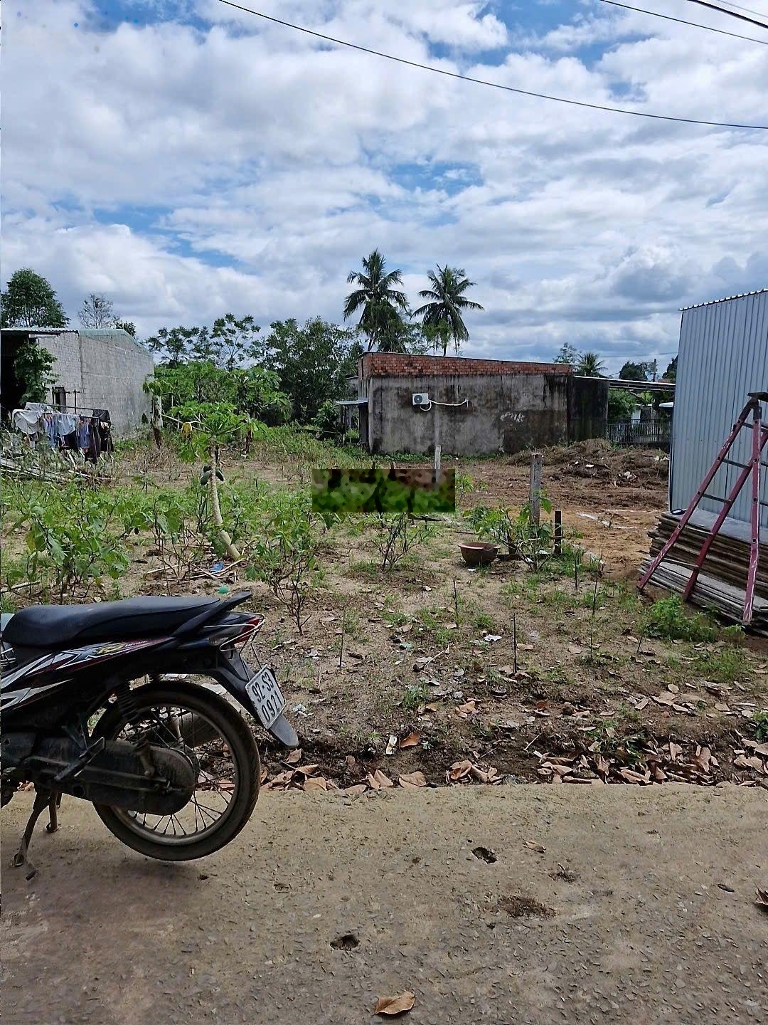 Bán lô đất đẹp. DT 170m2. Giá 1 tỷ 35 Quá rẻ. Gần trường, gần chợ. Tổ dân phố Xuân Phú - Hòa Sơn