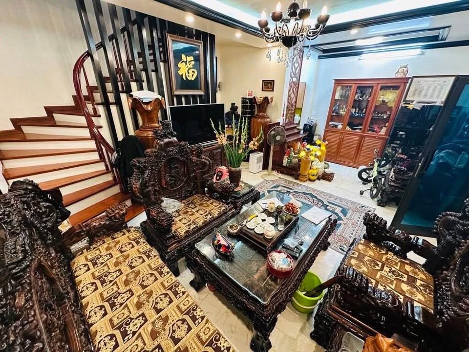 Tọa lạc tại quận Hoàn Kiếm, Hà Nội, ngôi nhà này minh chứng cho sự tâm huyết và chắc chắn trong từng đường nét xây dựng