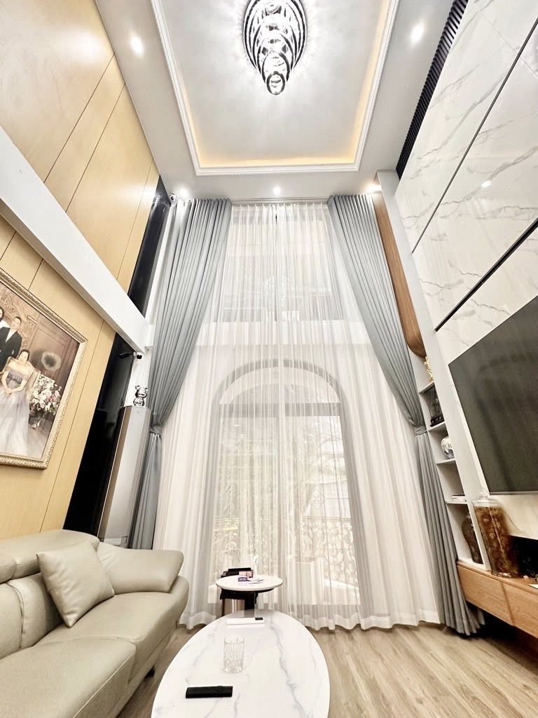 Nhà thông tầng thiết kế đẳng cấp, Smart Home xịn sò với nội thất tiền tỷ đang chờ chủ nhân mới