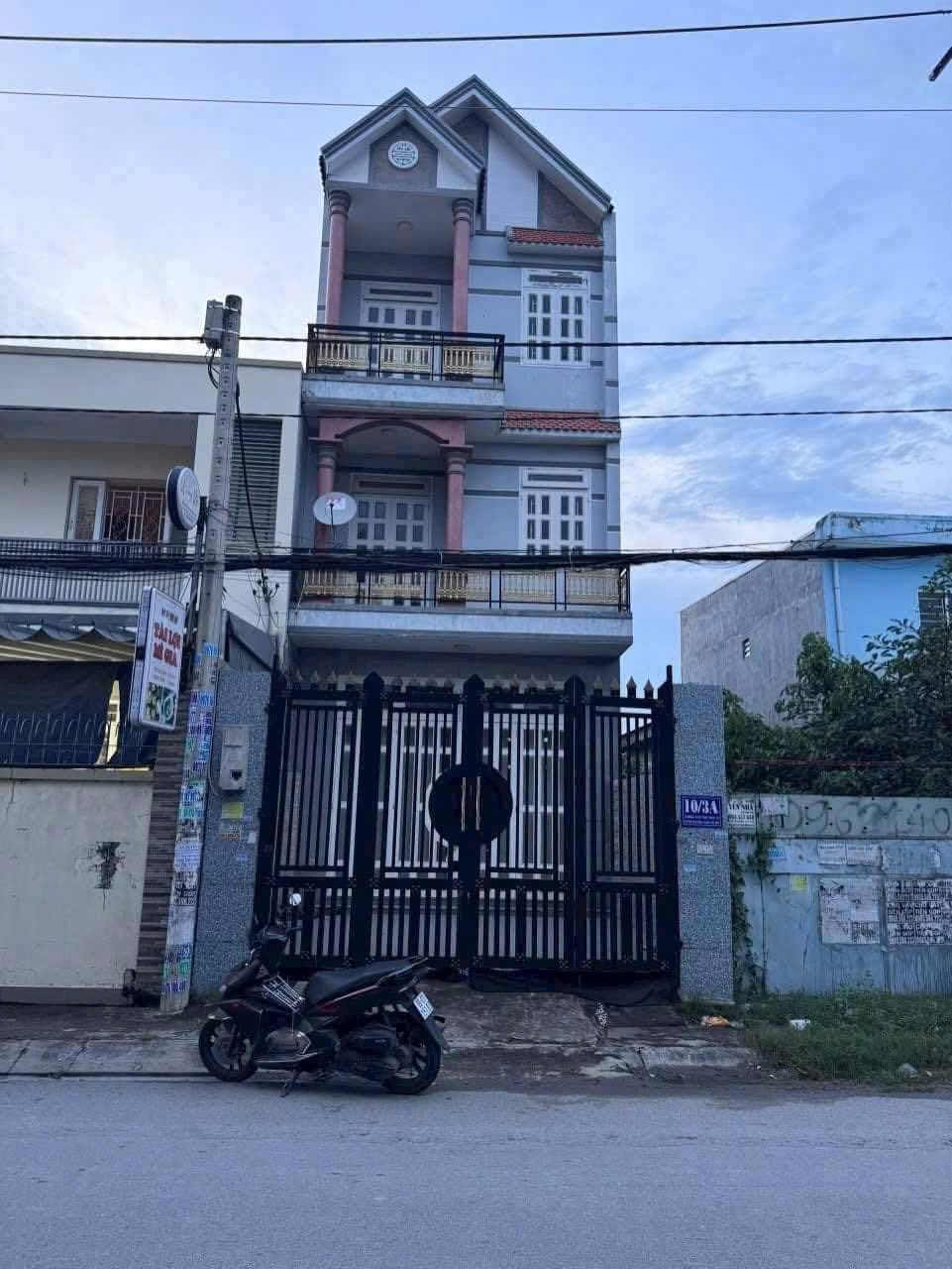 Nhà mặt tiền Hóc Môn 5m x 20m, 5 phòng ngủ, sẵn sàng đón bạn