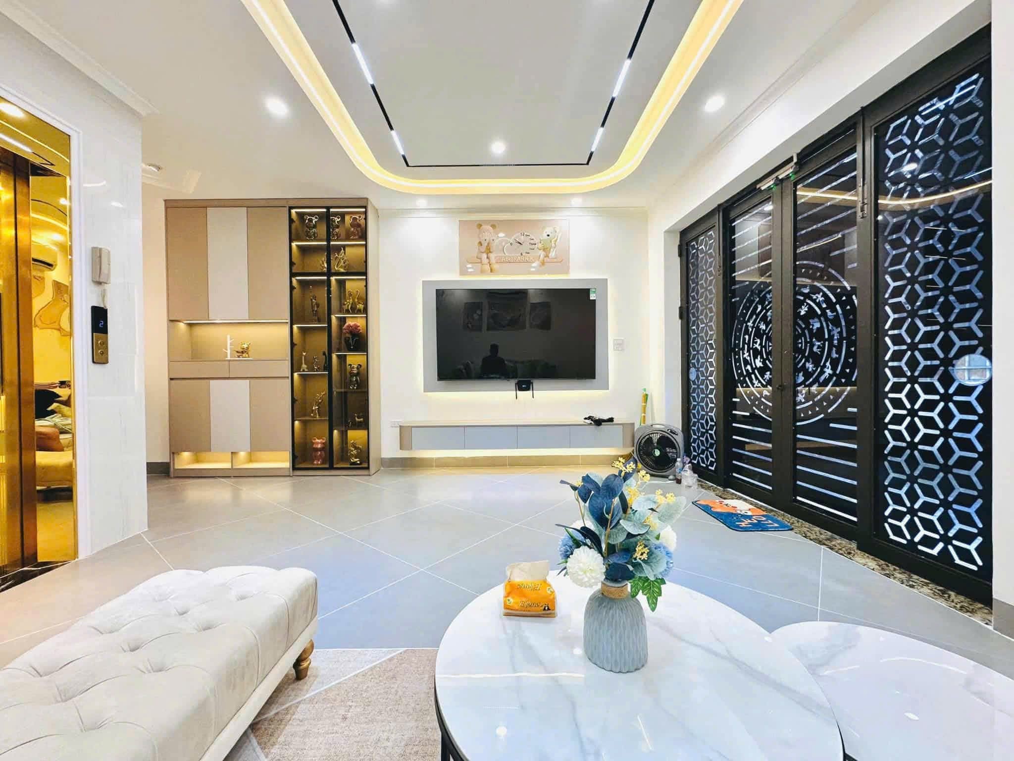 Bán nhà 7 tầng thang máy, full nội thất, mặt tiền 5,6m tại Đống Đa, Hà Nội