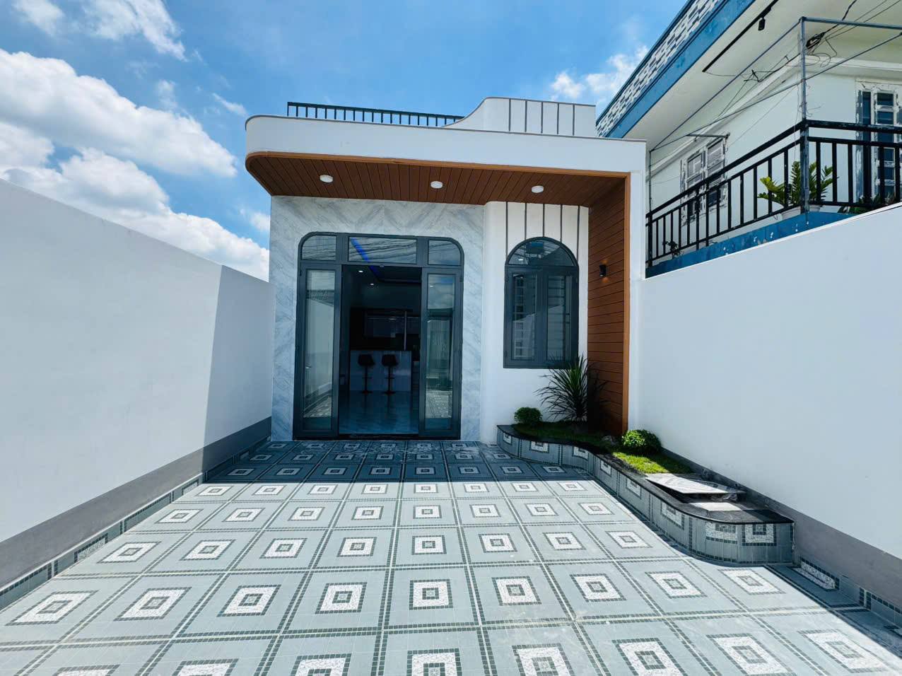 Chào bạn, chúng tôi đang có một căn nhà tuyệt vời để bán tại Đức Hòa, Long An với diện tích lý tưởng 5x32m