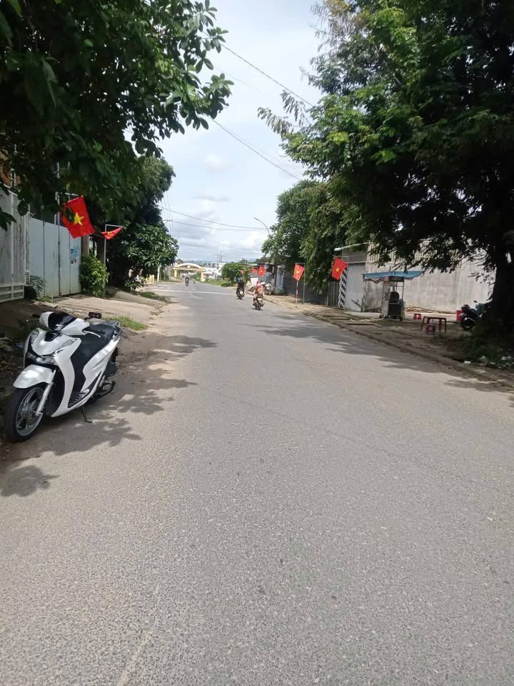 Bán đất mặt tiền đường Hai Bà Trưng, Kon Tum, tặng nhà cấp 4, kinh doanh tốt