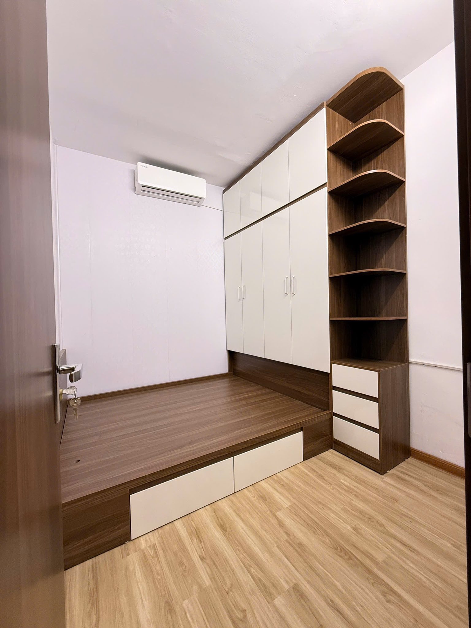 Bán căn hộ 2 ngủ full nội thất, ngõ ô tô, gần công viên Hòa Bình, Cầu Giấy - Giá 2.2 tỷ