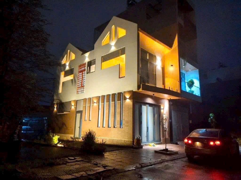 Cho thuê nhà 1 trệt 1 lầu, 4 phòng ngủ, hẻm xe hơi đường Vườn Lài, Quận 12