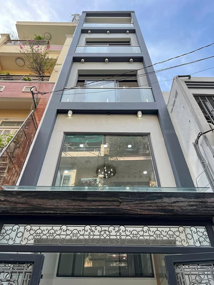 Bước vào thế giới tiện nghi và sang trọng với căn nhà 5 tầng độc đáo tọa lạc tại trung tâm Quận 3