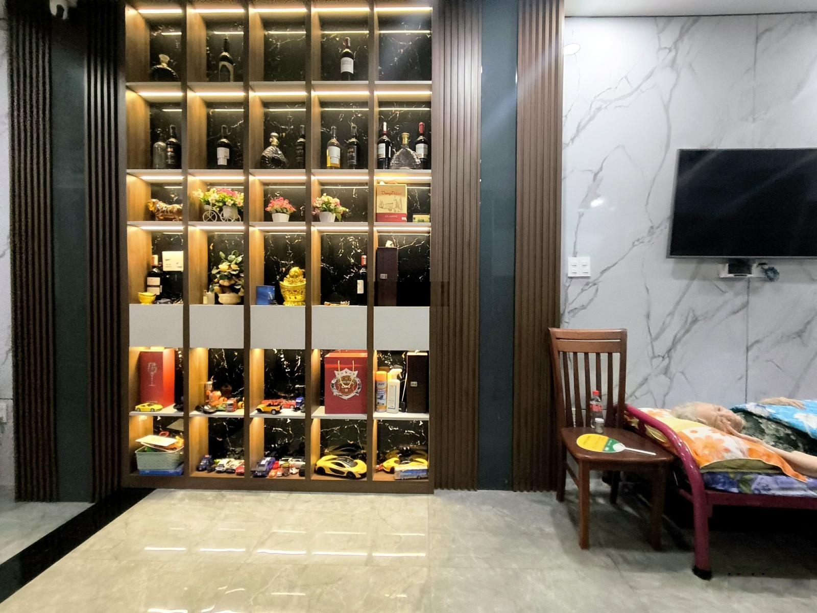 Nhà 3 tầng btct chủ xây tâm huyết, 80m2, 4pn, 4wc, hẻm xe ô tô ngủ trong sân, gần chợ hóc môn