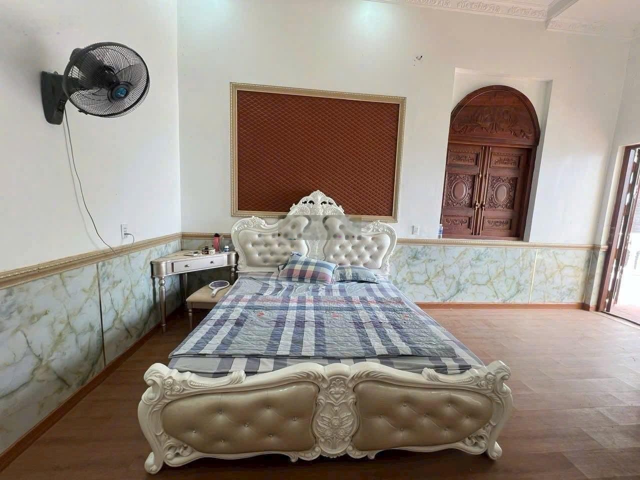 Biệt thự sân vườn, 3 tầng, 12 x 22, đường xe tải, Dĩ An, nhỉnh 8 tỷ đồng tl