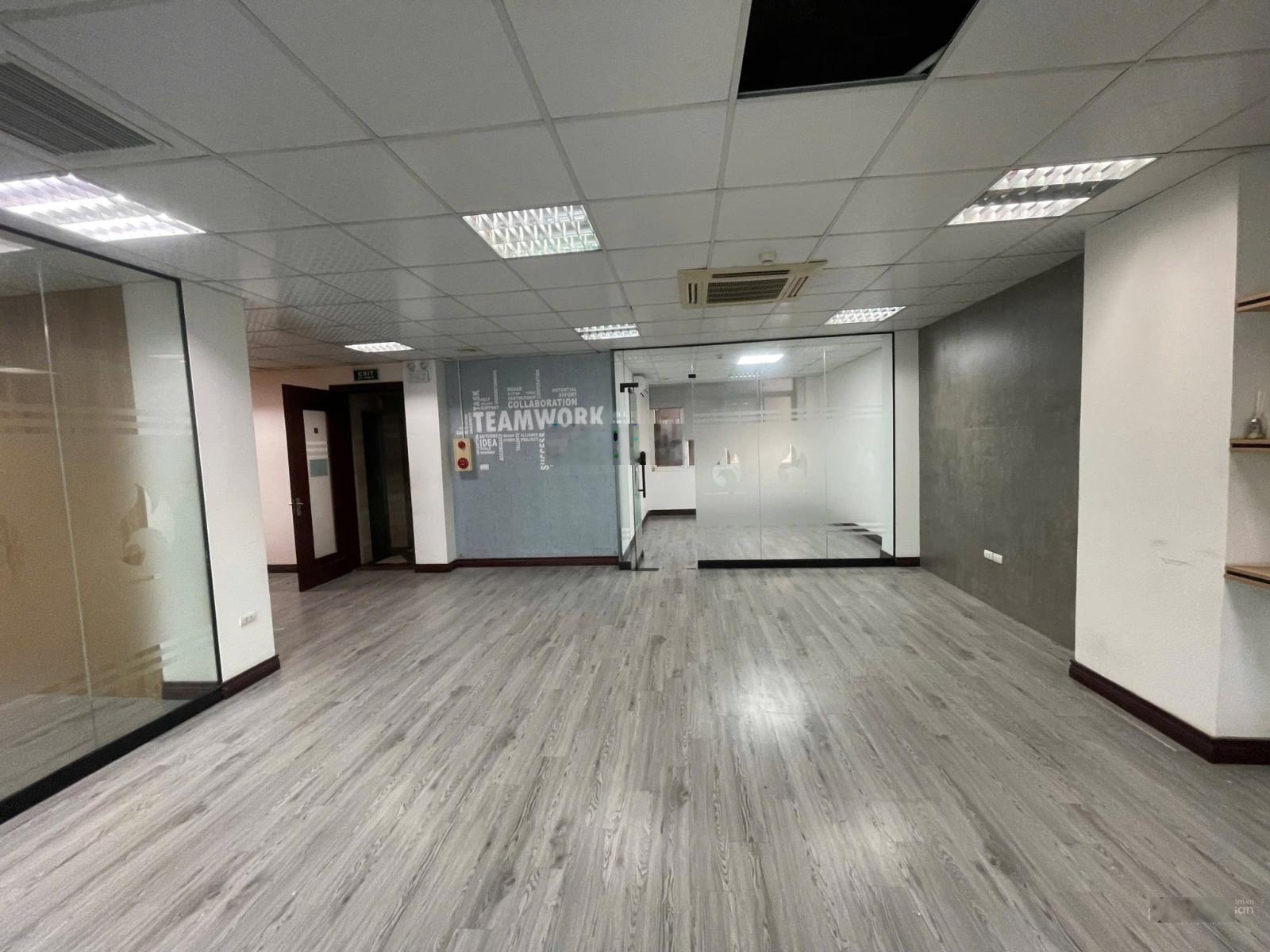 Cho thuê vp 150m2 rẻ nhất duy tân cầu giấy, chỉ 39 triệu/tháng, sẵn nội thất