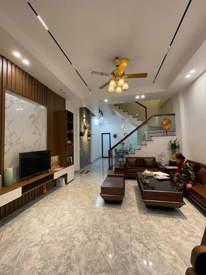 Nhà 3 tầng độc lập, ngõ Đỗ Mạnh Đạo, Bãi Viên 4,7m mặt tiền, tặng toàn bộ nội thất