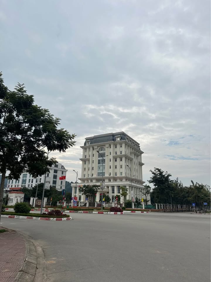 Đất thổ cư Khòn Pổ, sát tái định cư Mai Pha, diện tích 160m2, mặt tiền 10m, hướng Đông Bắc