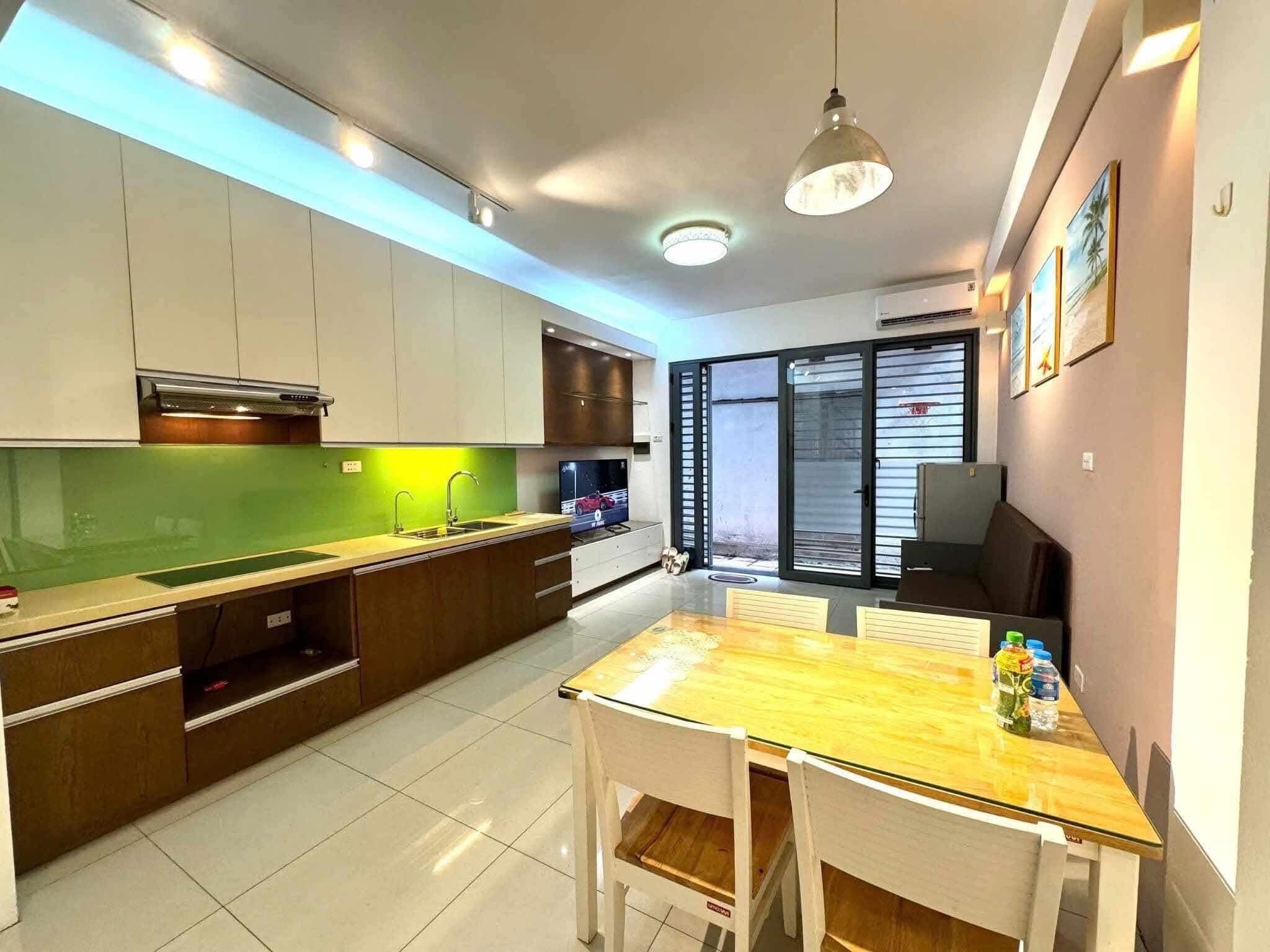 Bồ Đề, Long Biên nhà 32m² 5 tầng, full nội thất, giá 7 tỷ, sổ đỏ sẵn sàng