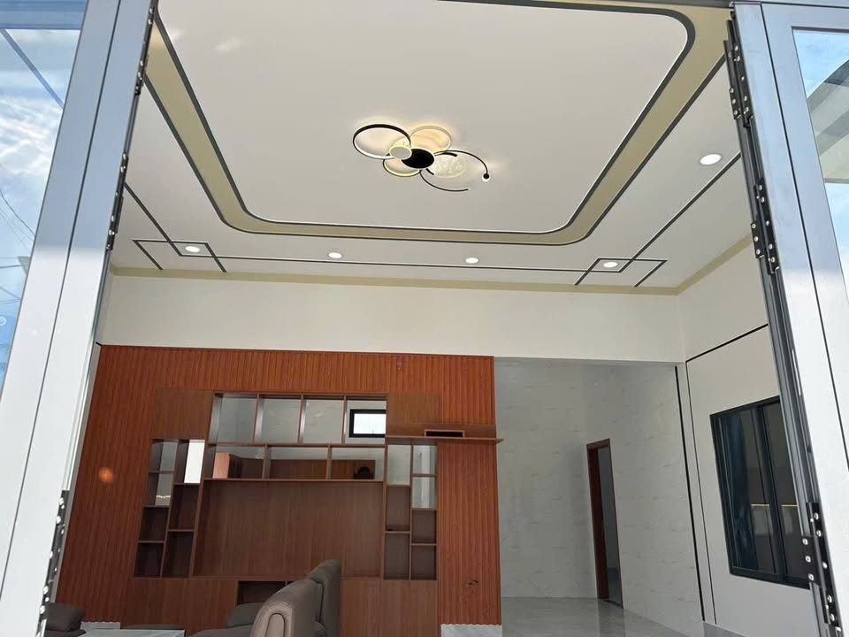 Ngôi nhà mới tinh tươm, sân vườn rộng rãi, sẵn sàng đón chủ nhân mới tại Bến Tre