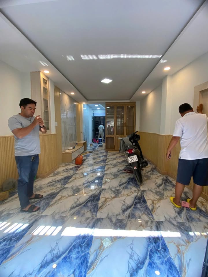 Nhỉnh 5 tỷ nhà đẹp sát Nguyễn Văn Cừ, Quận 1, dân trí cao, 3 phòng ngủ xịn sò