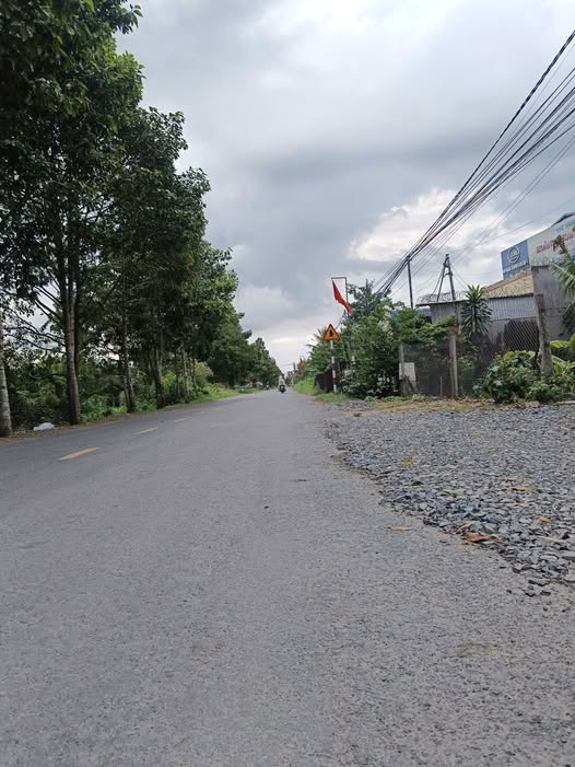 Bán đất mặt tiền 555m2 gần chợ Hữu Định, Bến Tre, giá tốt