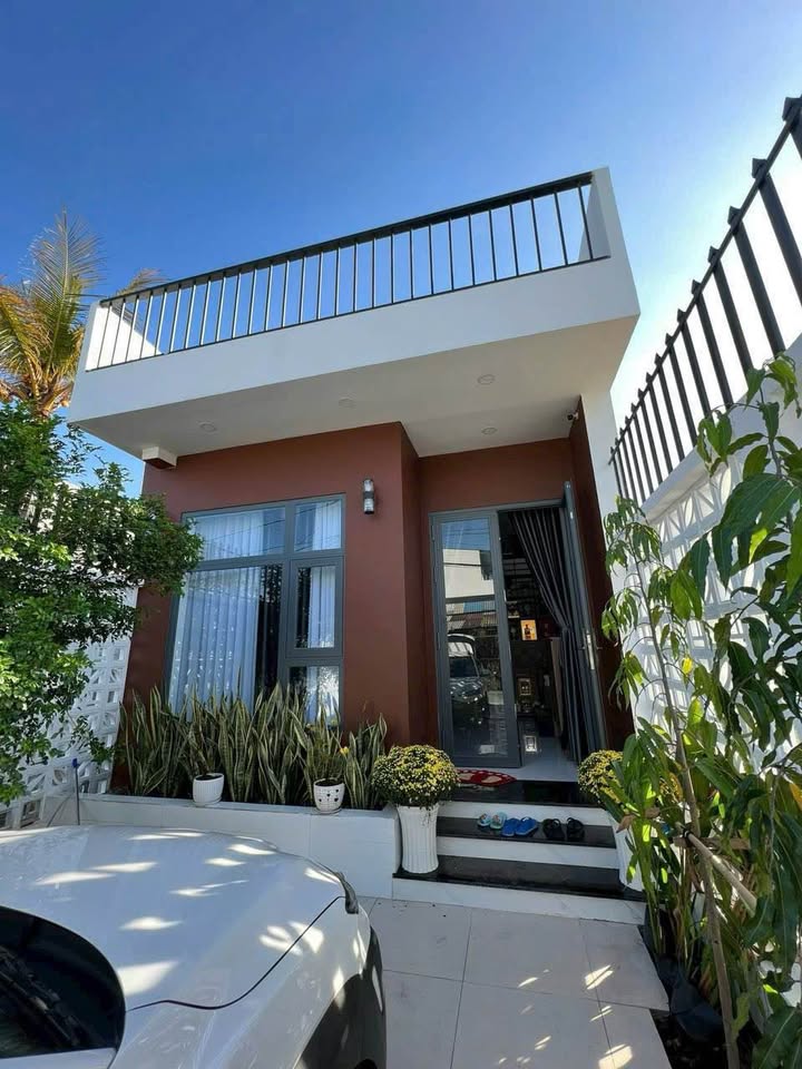 Nhà 1 trệt 1 lầu ngủ, sân oto, đường 5m - Thủ Dầu Một