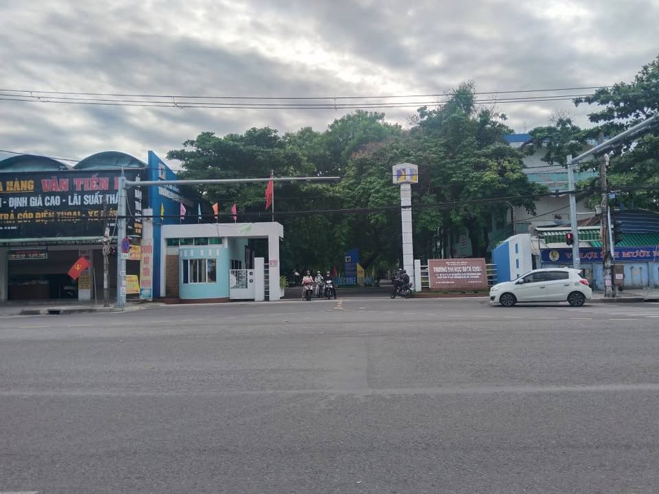 Bán gấp nhà 100m2, ngang 5m, ngay gần cổng Bách Khoa chỉ 50m